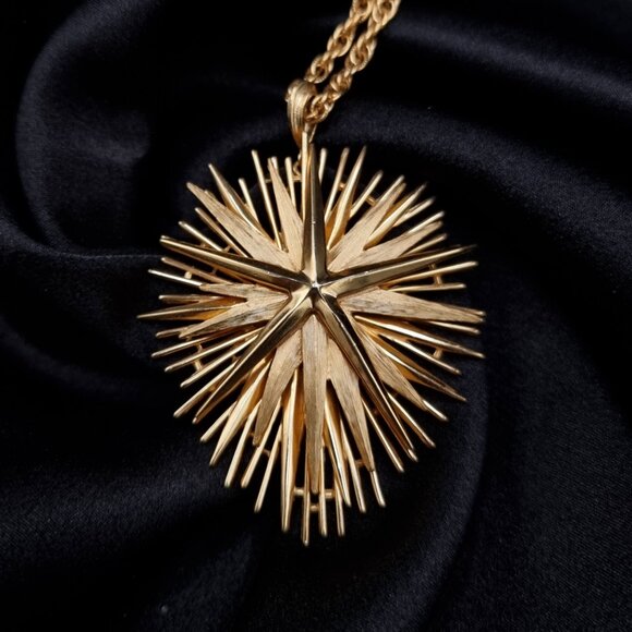 Vintage TRIFARI 1960s Gold-Tone Starburst Pendant Necklace With Rope Chain - Picture 2 of 7